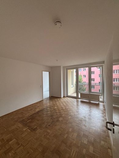 Luminoso piso de 3 habitaciones con logia, sin comisión y en una ubicación privilegiada de Berlín – Wohnzimmer
