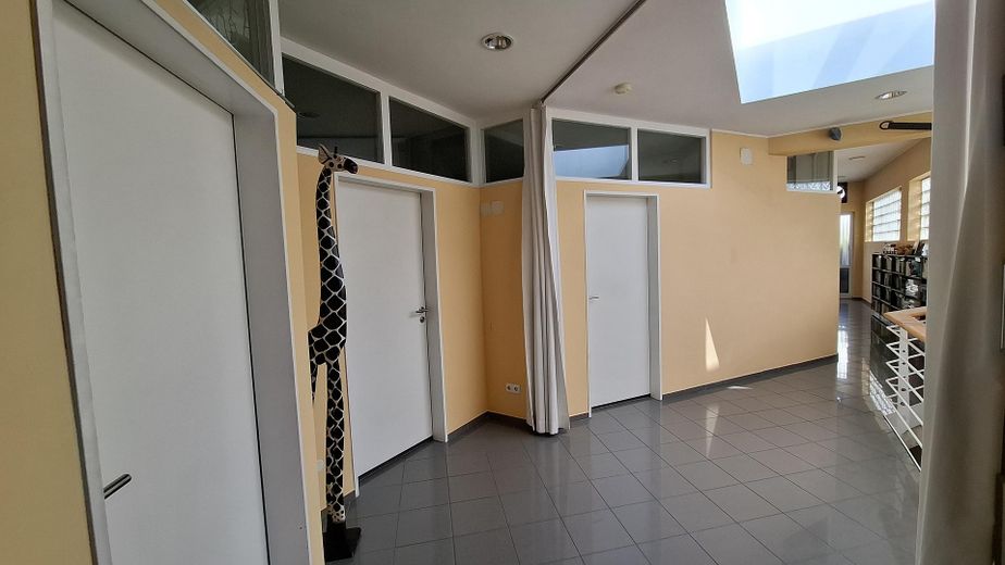 4 आवासीय इकाइयों वाली विशेष आवासीय संपत्ति – Flur der großen Wohnung