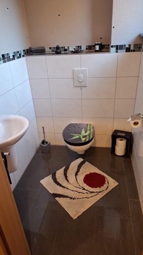 gepflegte Doppelhaushälfte mit Garten in Brühl-Eckdorf (provisionsfrei) – Gäste-WC