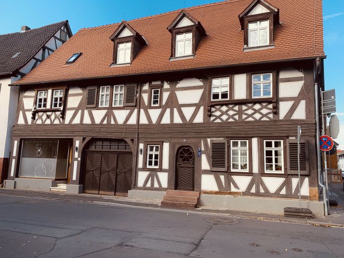 Traumhafte 3-Zimmer Dachgeschosswohnung im aufwendig sanierten Kulturdenkmal – Mayer´sche Haus von Aussen