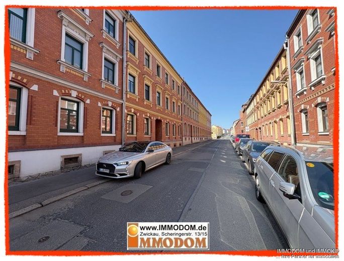 2-Zimmer-Hochparterre-Wohnung mit EINBAUKÜCHE zu verkaufen! – Blick in die Straße