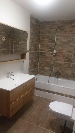 2x 1 Zi-Appartement & 3-Zi DG Wohnung mit Panoramablick, Balkon u. Küchenzeile u. 2 Duschbädern – DG-3 Zi Bad