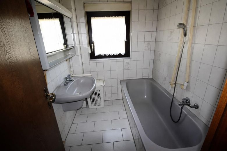 Ein- bis Zweifamilienhaus – Bad Obergeschoss