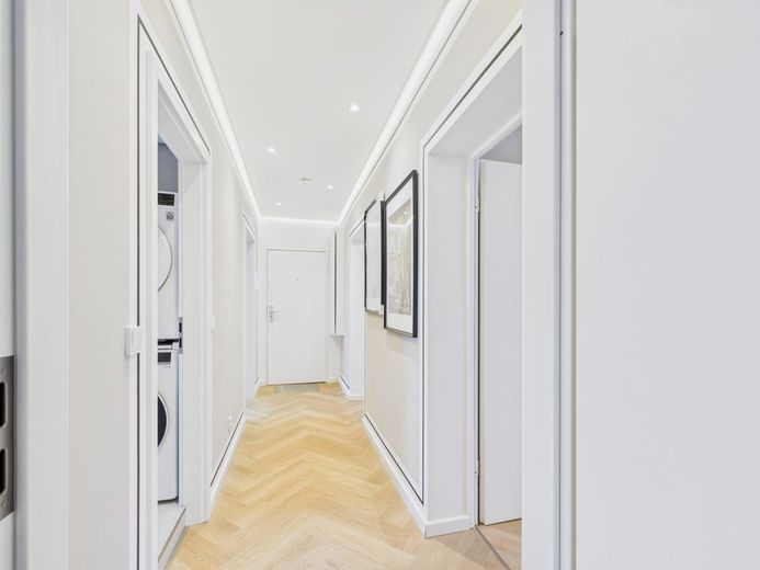 bezugsfreie 3 1/2-Zimmer-Wohnung mit Balkon in Charlottenburg, hochwertig möbliert – Flur