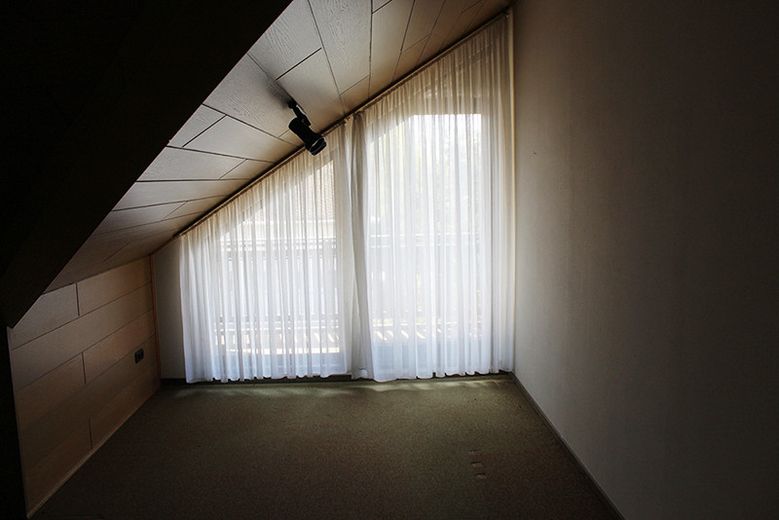 Zweifamilien-Wohnhaus in der Kleinstadt Leun im Lahn-Dill-Kreis. Der Kaufpreis ist verhandelbar. – OG Zimmer rechts 1