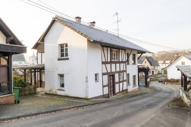 Fachwerkhaus mit Anbau und großer Scheune. Sanierung mit Substanz in Roßbach-Wied! – Blick Straßenseite Fachwerkhaus