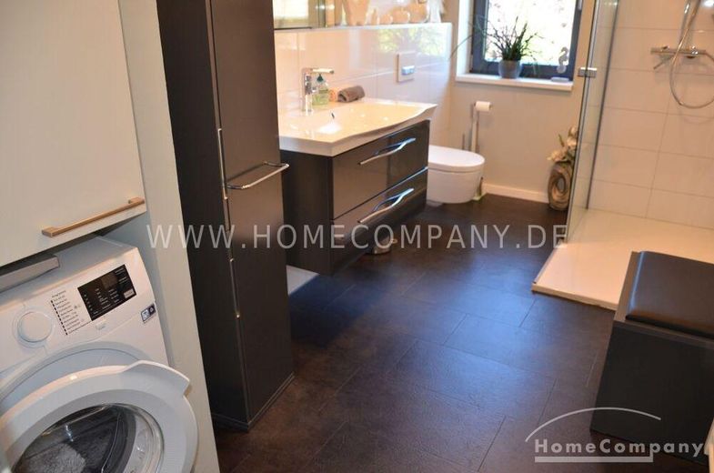 Großzügige 2 (3) Zi.-Wohnung in einem 2 Familienhaus, 1. OG, mit Balkon und 2 PKW-Stellplätzen. – 7439450c1c75168059ed18743d1d1006871178e1.jpg