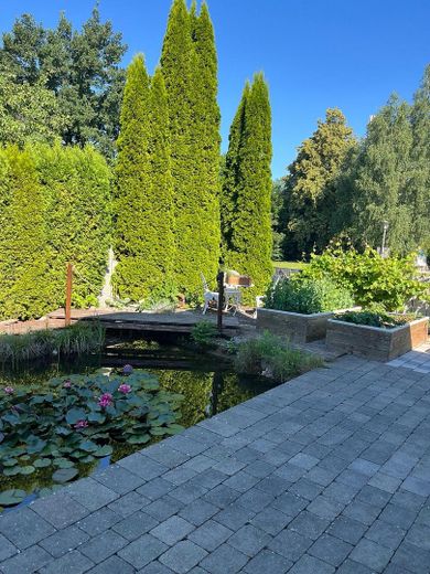 Modernes Einfamilienhaus mit Wintergarten, Doppelgarage und liebevoll angelegtem Garten in Schwendi – Hochbeete und Teich