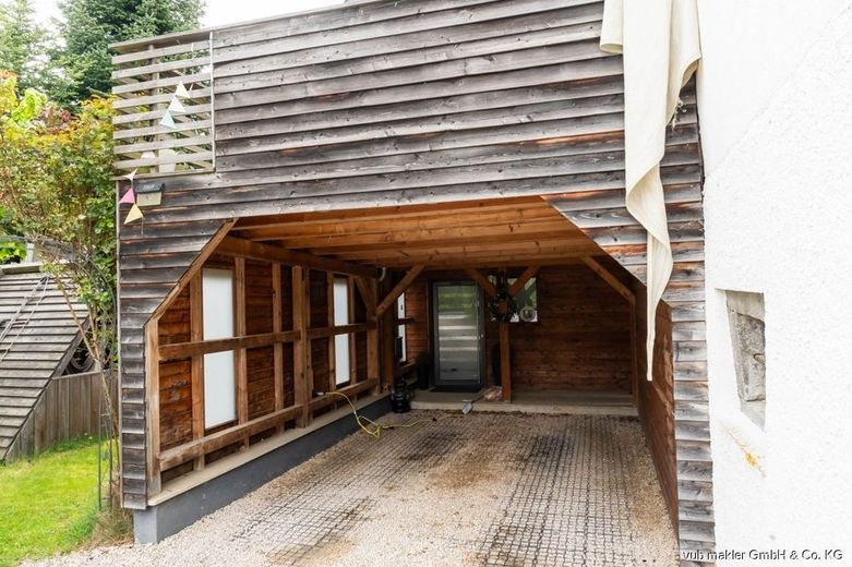 Freiraum für Macher: Denkmal-Dreiseithof mit 2 Wohneinheiten mit ca. 400m² , Scheunen &amp; Südgarten – 14_Carport