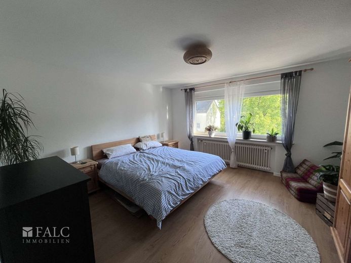 Willkommen in Ihrer modernisierten 2-Zimmer-Wohnung mit Balkon – Schlafzimmer
