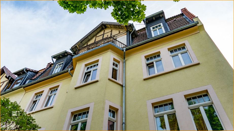 Potenzial für`s Kapital: Solides, ausbaufähiges und attraktives Mehrfamilienhaus in schöner Lage – Ansicht von der Straße