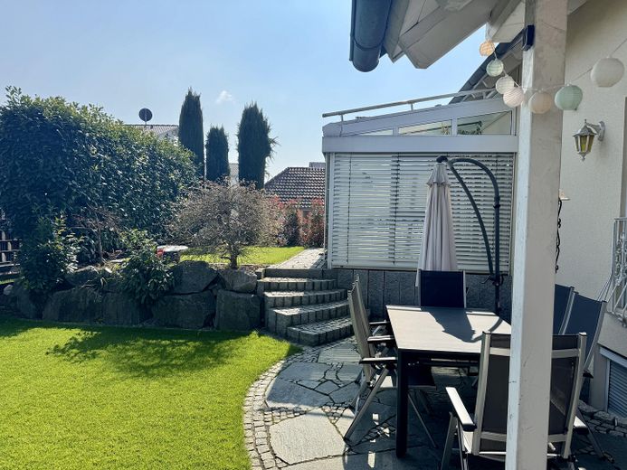 مساحة رحبة وإمكانات عديدة – منزل استثنائي متعدد الاستخدامات – Garten/Terrasse