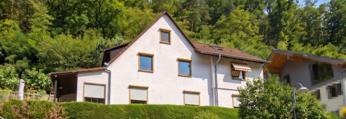 Großzügiges Zweifamilienhaus mit Garten, 2 Wohneinheiten & Carport - Perfekt für Mehrgenerationen