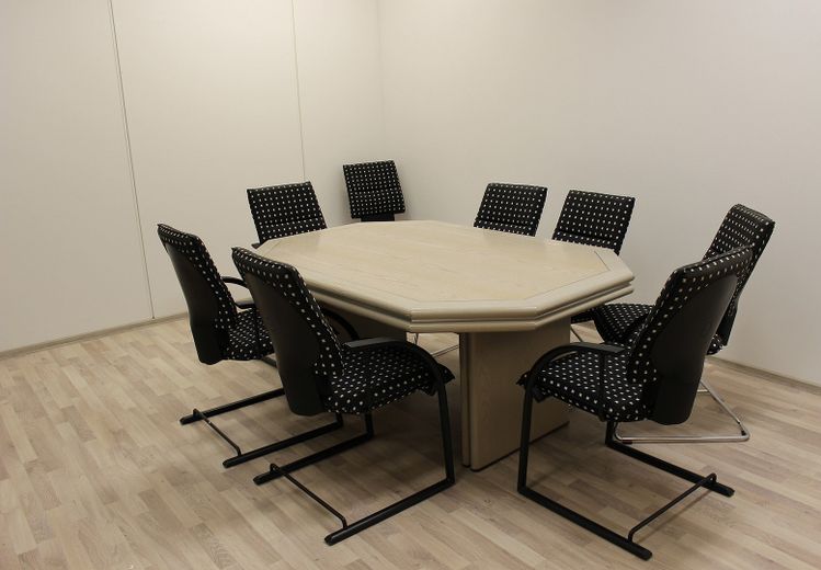 Büro ca. 20 m² in Augsburg-Lechhausen – provisionsfrei, ab 31.08.2026 – Sitzgarnitur Küche