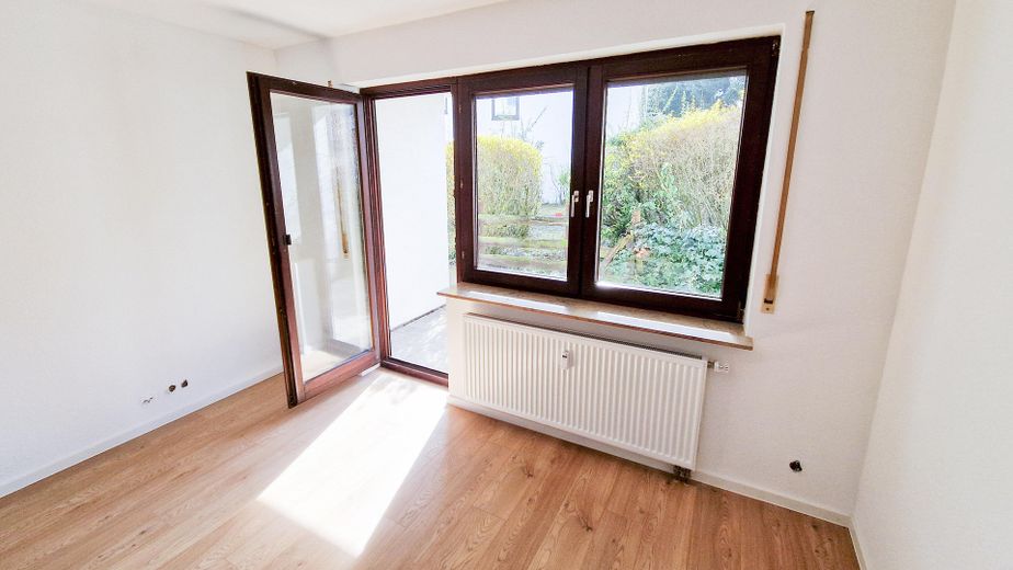 Renovierte 2-Zimmer-Wohnung in Korb mit Garagenstellplatz & Terrasse – Wohnzimmer