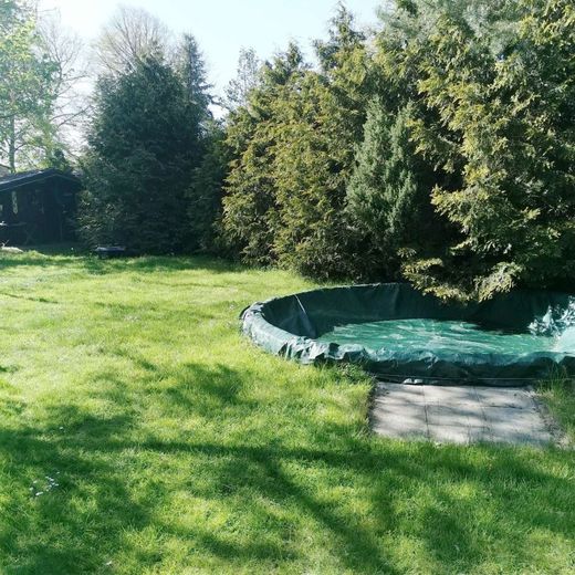 "Klein, fein, dein - Baugrundstück für Ihr Tiny House-Paradies!" – Poolanlage im Garten
