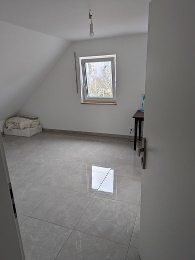 Einfamilienhaus nähe Saturnarena – DG Zimmer1