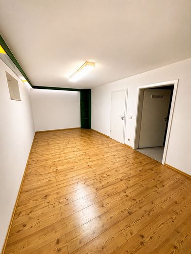 Straordinaria casa d’architetto con finiture di alta qualità, cantina abitabile e giardino esposto a sud da sogno – Kellerraum Westseite