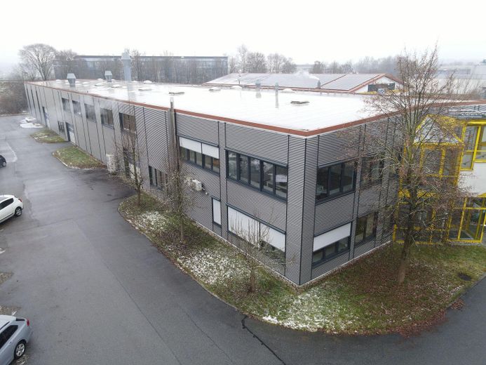 Produktionshalle mit Büroräumen und bester Verkehrsanbindung – Ansicht Ecke Nord