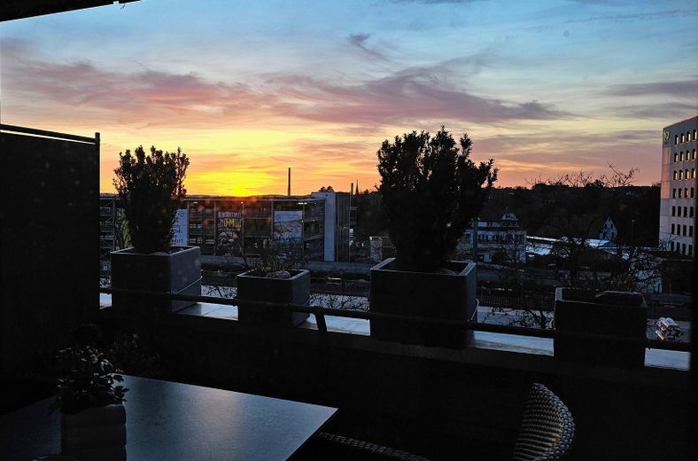 Zentrumsnahe, hochwertige, helle und ruhige 2 Zimmer Penthouse - Wohnung mit Aufzug – Balkon beim Sonnenuntergang