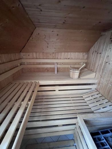Modern geschnittene Maisonette im Dachgeschoss — zentrumsnah in Stuttgart‑Feuerbach – Sauna