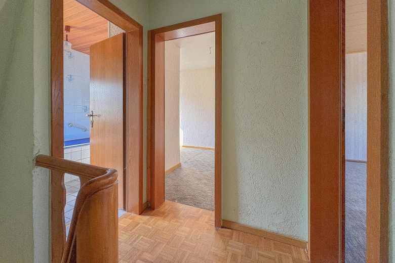 REIHENHAUS – DOPPELGARAGE – TERRASSE – GARTEN – RENOVIERUNGSBEDÜRFTIG – Flur - 1. OG 