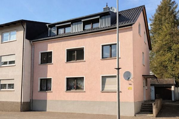 Mehrfamilienhaus mit 4 Wohneinheiten, Garten, Garagen und Stellplätzen