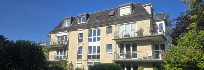 Appartement lumineux de 2 pièces à l’étage avec grand balcon et place de parking en sous-sol