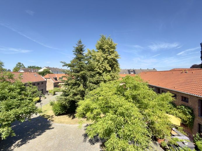 Stilvolles Dachgeschoss-Apartment in historischer Hofanlage von
Köln-Zündorf – Ausblick auf die Hofanlage vom Wohnbereich aus
