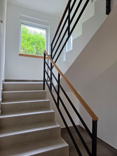 Hochwertiges Massivbau Einfamilienhaus / Zweiparteienhaus – Treppenhaus