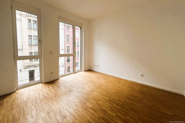Neuwertige 4 Zimmer Wohnung mit Terrasse, Balkon, PKW-Stellplatz in Saarbrücken