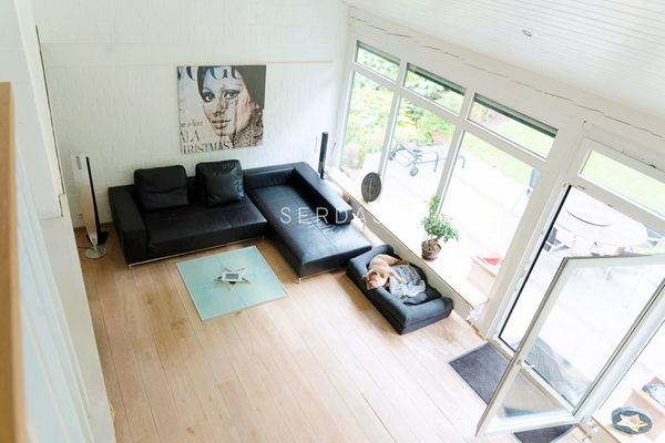 Architectenvilla op een rustige hoger gelegen locatie met panoramisch uitzicht en een groot perceel