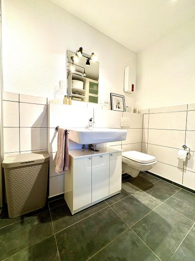 Traumhafter Saarblick – attraktive 3-Zimmer-Wohnung zum Einziehen – Duschbad