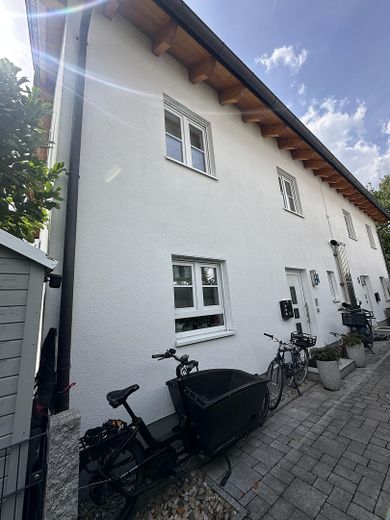 Near Simmerleinplatz: As-new, bright XXL semi-detached house, upscale features, KFW70 standard, with fitted kitchen – Hausansicht