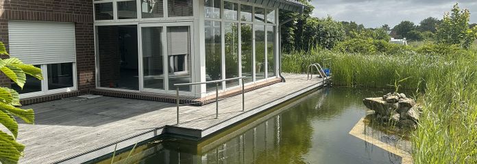 Südseite mit Naturschwimmteich