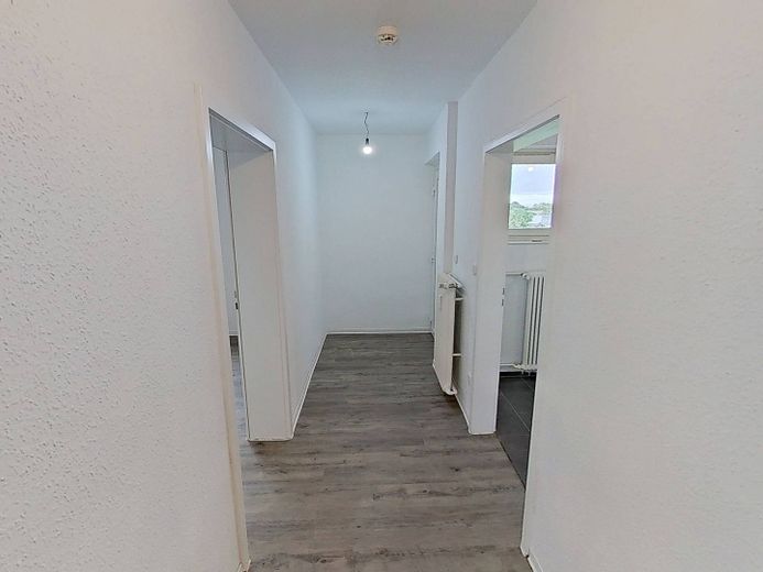 Schicke 2-Zimmer-Wohnung mit BALKON – Ansicht II: Flur