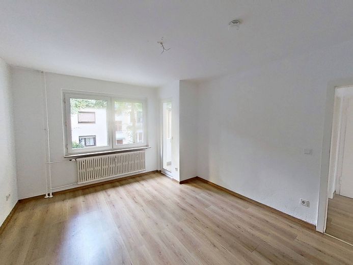 Appartamento ben distribuito con 2 locali, BALCONE e bagno con vasca – Ansicht I: Wohn- und Esszimmer