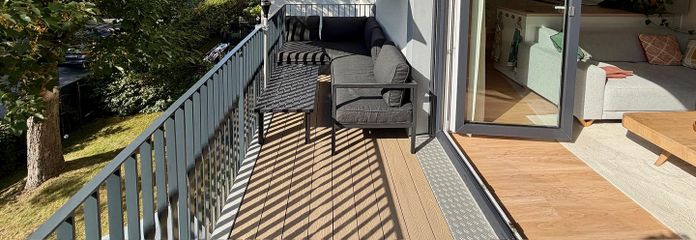 Senza provvigione: moderno appartamento di 4 locali con balcone esposto a ovest e posto auto in garage sotterraneo con possibilità di ricarica – Balkon