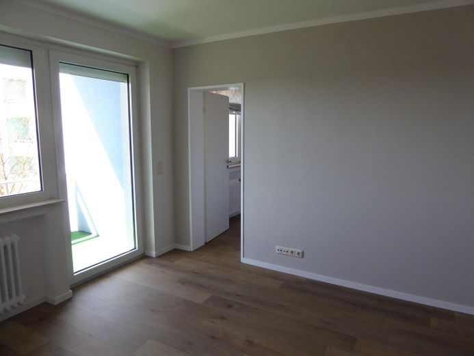 Top sanierte 1 ZKB Wohnung mit Balkon in Wiesbaden - Nordenstadt – Wohn-/Schlafzimmer