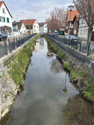 Frisch saniertes Haus mit hervorragender Verkehrsanbindung – Umgebung