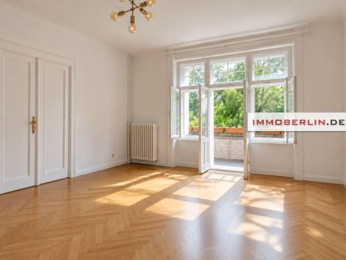IMMOBERLIN.DE - Familienfreundliche Stuck-Altbauwohnung mit Balkon zur Parknatur – Foto 1