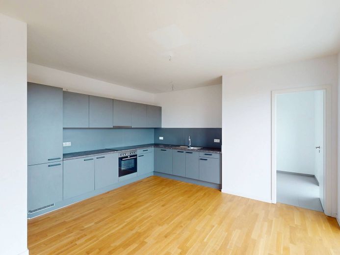 Moderne 3-Zimmer-Wohnung in Lichtenberg inkl. Qualitätsküche, 3 Balkone und Fußbodenheizung – Ansicht I: Wohnzimmer mit off…