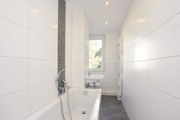 Modernes Bad mit Fenster / Wanne