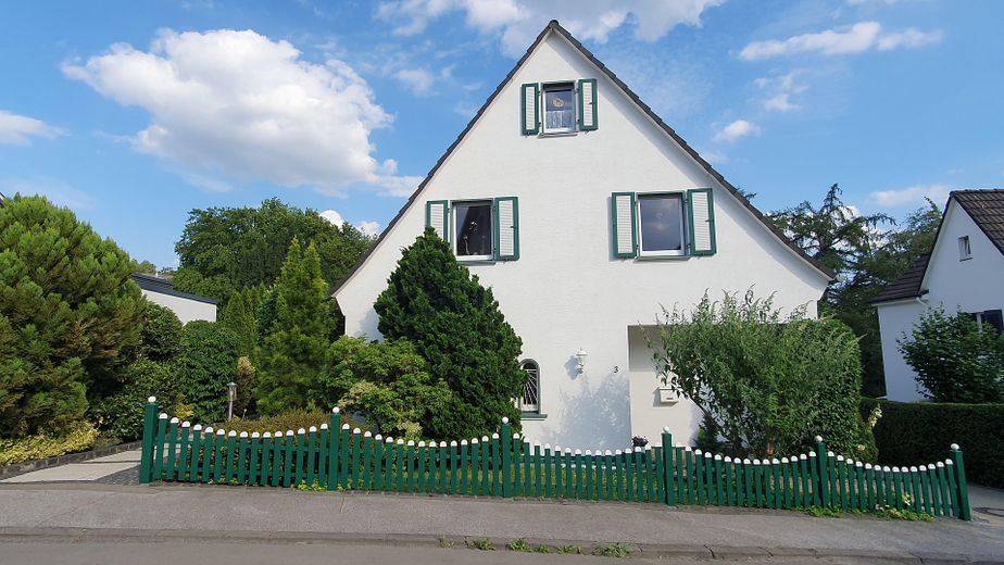 Detached house with granny apartment, pool and large garden in Remscheid Süd – Haus Straßenansicht