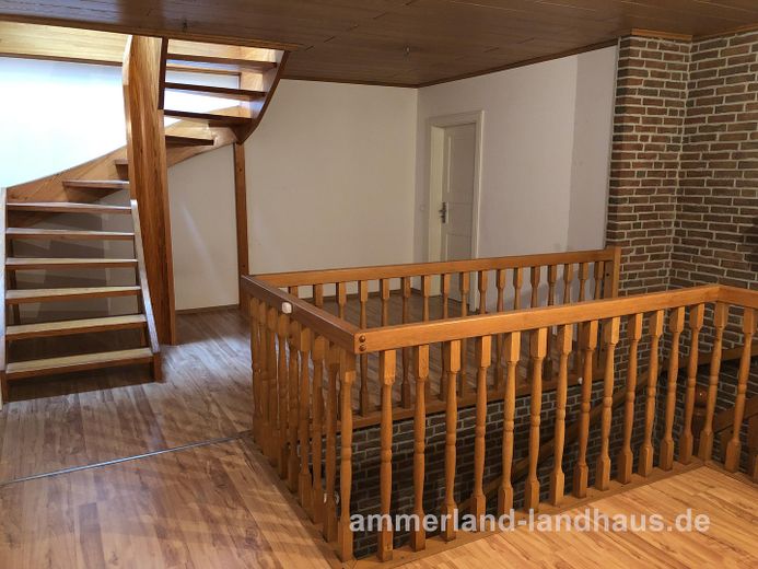 Resthof / Landhaus + 600 m² Hallenfläche – Wohnen & Arbeiten in Westerstede – Flur Treppe OG