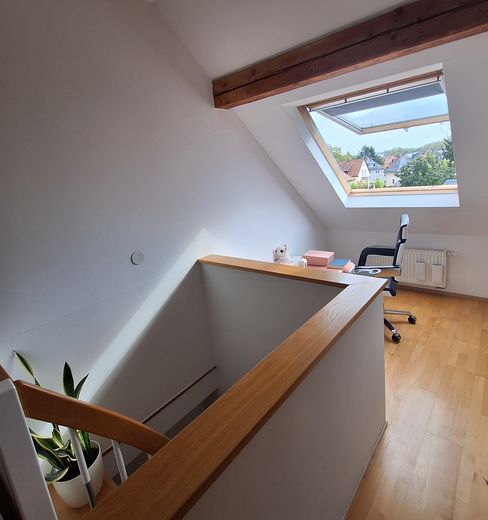 High-quality renovated maisonette apartment with 3 rooms, garden and parking space included – Büroecke mit Blick ins Grüne