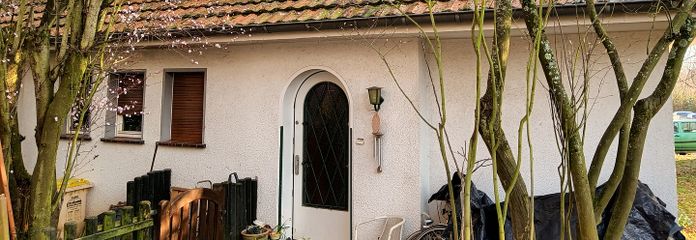 Sans commission : beau et grand terrain avec maison individuelle dans un emplacement de premier choix pour les personnes planifiant à long terme !