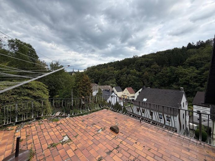 Einfamilienhaus mit Aussicht und großzügigem Waldgrundstück – Dachterasse 