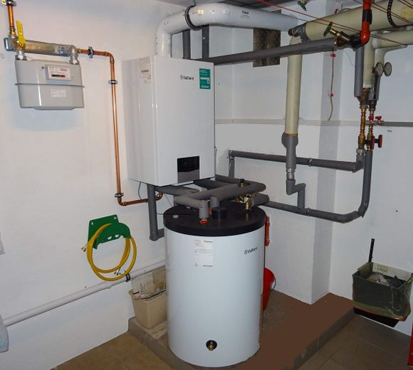 TOP LAGE LAUFAMHOLZ: LAUFEND UND UMFANGREICH MODERNISIERTES -- 6-ZIMMER-RMH MIT EINZELGARAGE. – Heizung im Keller