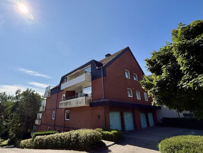 Appartamento modernizzato di 2,5 stanze con balcone e posto auto a Bad Schwartau – Foto 1
